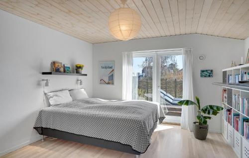 um quarto branco com uma cama e uma janela em Amazing Home In Kge With Kitchen em Koege