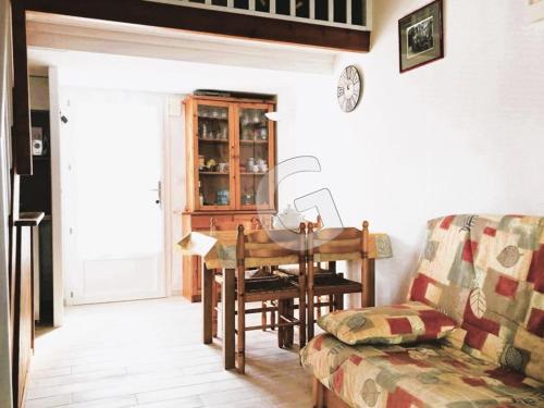 une salle à manger avec une table et une chaise dans l'établissement 
