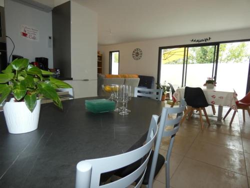 Photo de la galerie de l'établissement Maison Neuve à Notre-Dame-de-Monts : 3 Chambres, Terrasse et Jardin Clôturé, Proche Forêt - FR-1-540-285, à Notre-Dame-de-Monts