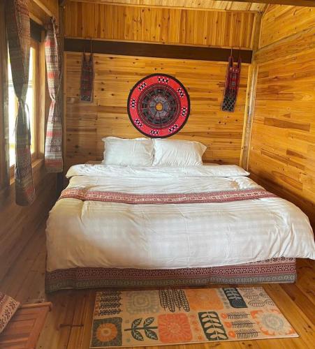 - une chambre avec un lit dans une pièce en bois dans l'établissement Homestay Bethel, à Sa Pả