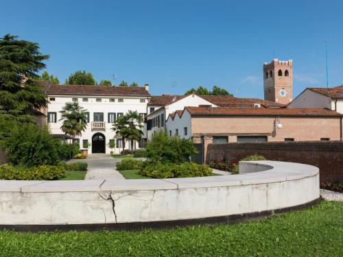 a view of the house from the garden at Residence Le Bugne in Noale