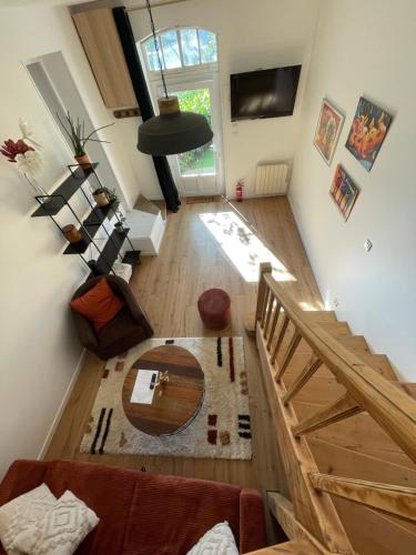 TV a/nebo společenská místnost v ubytování Maison à avec jardin privatif dans domaine des Crozes