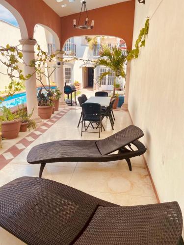 a patio with a table and chairs in a building at Casa Libertad Tepic in Tepic