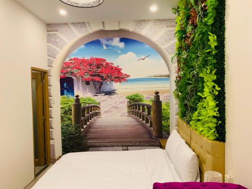 un arco para la piel de la playa y un mural en la pared en INDO Serviced Apartment, en Ho Chi Minh