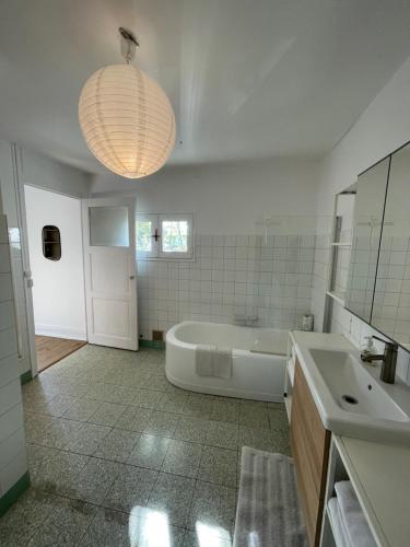 維也納的住宿－Charmante maison à Vienne avec jardin, prox Lyon，白色的浴室设有浴缸和水槽。