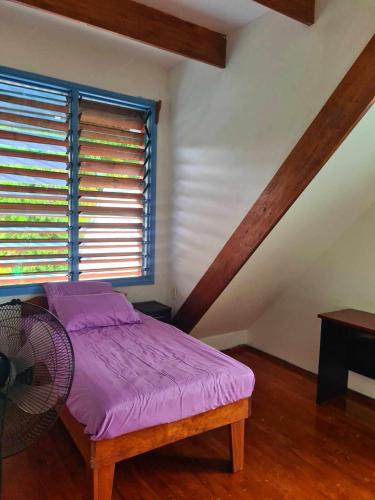 Llit o llits en una habitació de USO Homestay Samoa