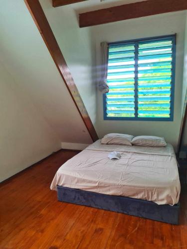 Tempat tidur dalam kamar di USO Homestay Samoa