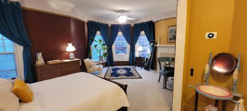a bedroom with a large bed and a room with at The Kings Throne Inn and Guest House in Toledo