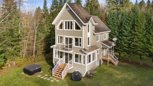 Galeriebild der Unterkunft *NEW* Stunning Waterfront Bright Chalet with Spa in Saint-Calixte