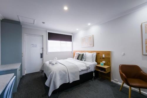 Un pat sau paturi într-o cameră la Roydons Motor Inn
