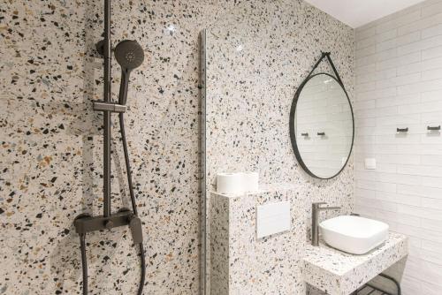 y baño con ducha, lavabo y espejo. en Apartments Muller en Mlini