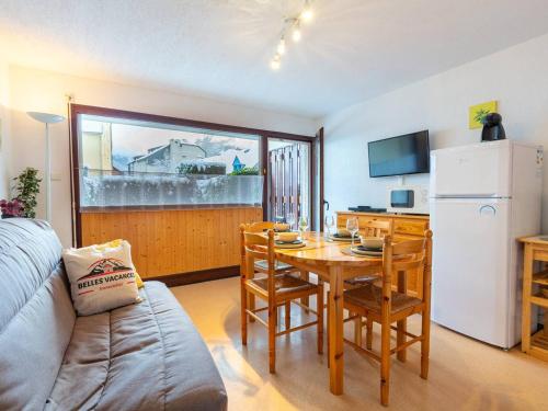 un salon avec une table et un réfrigérateur dans l'établissement Appartement calme avec jardin, 6 pers, près du centre et des pistes - Saint-Lary Village - FR-1-296-173, à Saint-Lary-Soulan