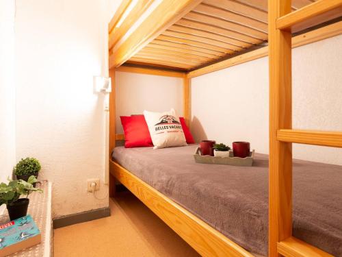 サン・ラリー・スランにあるAppartement Saint-Lary-Soulan, 2 pièces, 6 personnes - FR-1-296-173のベッドルーム1室(赤い枕の二段ベッド1組付)