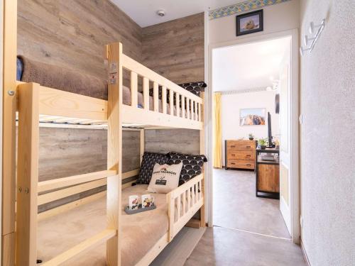 a room with two bunk beds and a kitchen at Studio cosy à Saint-Lary-Soulan, ski aux pieds - FR-1-296-330 in Saint-Lary-Soulan