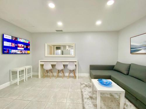 a living room with a green couch and a table at Anna's peaceful Getaway Luxury Suite in Fort Lauderdale