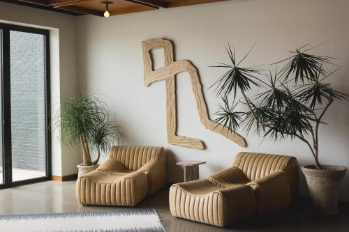 a room with two chairs and a large letter k on the wall at Drift Nashville, a Member of Design Hotels in Nashville