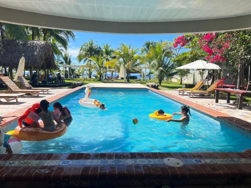un grupo de personas jugando en una piscina en Kudos club en Las Lajas