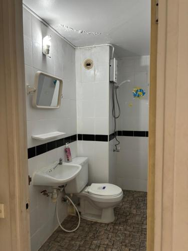een kleine badkamer met een toilet en een wastafel bij Condo popular T8 fl.8.2 in Thung Si Kan