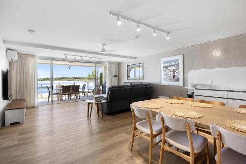 Χώρος καθιστικού στο Las Rias, Riverside Luxury Bliss
