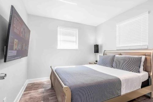 a bedroom with a bed and two windows at Mazor Luxury Two Bedroom Vacation Home in Fort Lauderdale