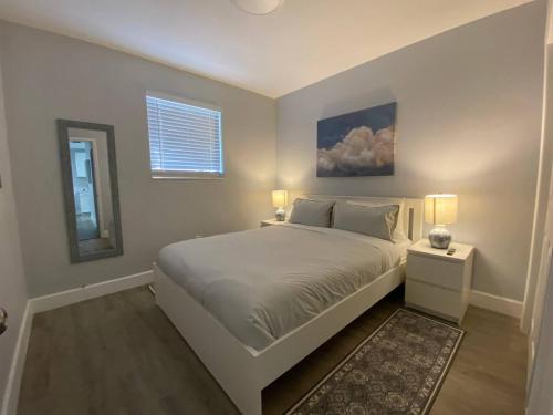 フォート・ローダーデールにあるRachaels Upscale 3 Bedrooms Luxury Homeの大きな白いベッドと窓のある寝室