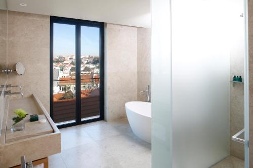 Bilik mandi di Memmo Príncipe Real, a Member of Design Hotels
