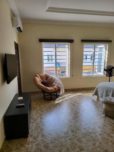 Una televisión o centro de entretenimiento en Dvyne Lux Home - Off Ikeja