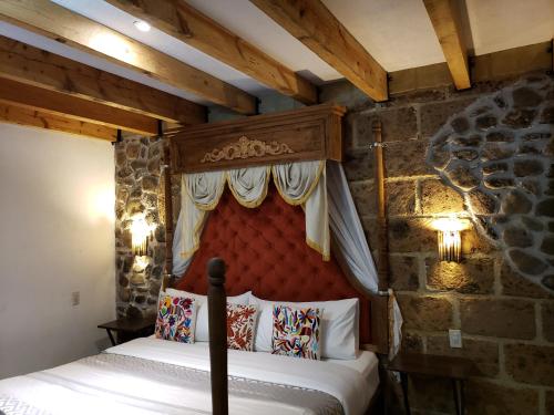 1 dormitorio con 1 cama con cabecero de madera en Alborada Bernal, en Bernal