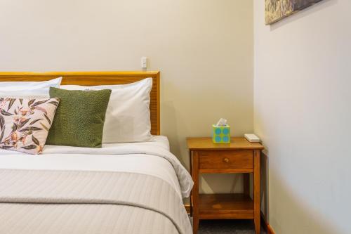 Кровать или кровати в номере Roydons Motor Inn