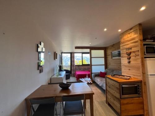 une cuisine et un salon avec une table dans une pièce dans l'établissement Studio rénové pour 4 pers., bien équipé avec réductions sur forfaits et matériel de ski - FR-1-165A-36, à Uvernet
