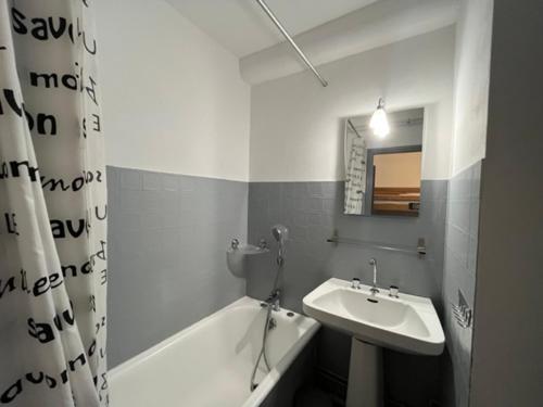 La salle de bains blanche est pourvue d'un lavabo, d'une baignoire et d'un lavabo. dans l'établissement Studio rénové pour 4 pers., bien équipé avec réductions sur forfaits et matériel de ski - FR-1-165A-36, à Uvernet