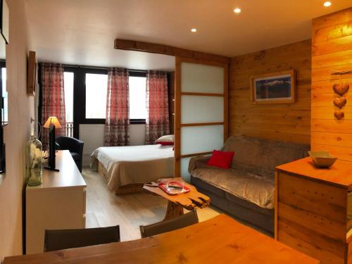 une chambre d'hôtel avec un lit et un canapé dans l'établissement Studio rénové pour 4 pers., bien équipé avec réductions sur forfaits et matériel de ski - FR-1-165A-36, à Uvernet