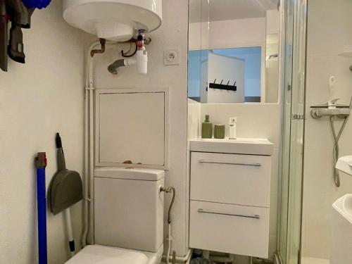 Photo de la galerie de l'établissement Studio Climatisé avec Coin Nuit et Piscine Proche Plage - FR-1-748-25, à Canet