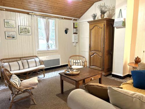 Photo de la galerie de l'établissement Maison de Vacances Avec Wifi, Terrasse et Parking, à 300m de la Plage de la Parée - FR-1-224A-66, à Bretignolles-sur-Mer