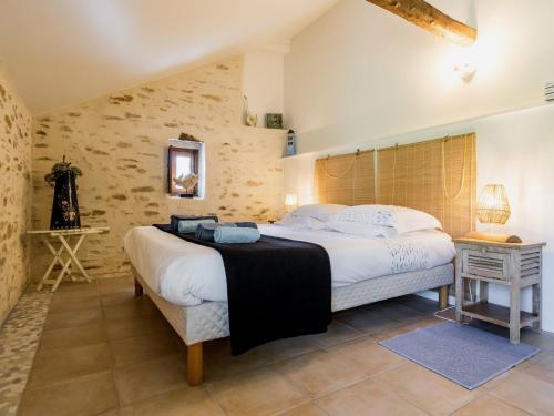 Säng eller sängar i ett rum på Gîte Saint-Lyphard, 2 pièces, 3 personnes - FR-1-306-1271