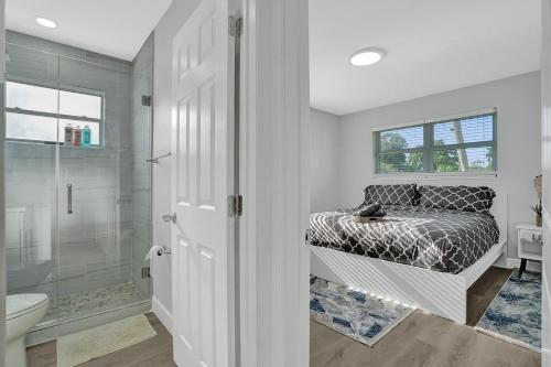 bagno con letto e doccia di The Front Wave Luxury Home a Fort Lauderdale