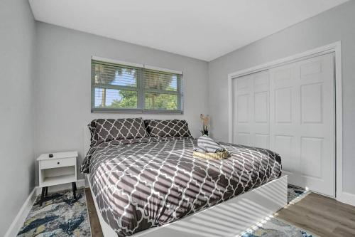 una camera da letto con un letto grande e una finestra di The Front Wave Luxury Home a Fort Lauderdale