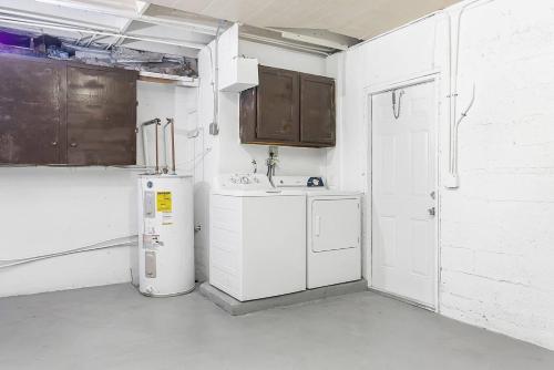 フォート・ローダーデールにあるLuxury Homeのシンクと冷蔵庫付きのキッチン