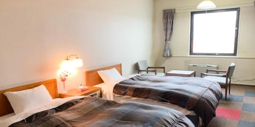 北見市にあるHotel Royal Kitami - Vacation STAY 04905vのベッド2台と窓が備わるホテルルームです。