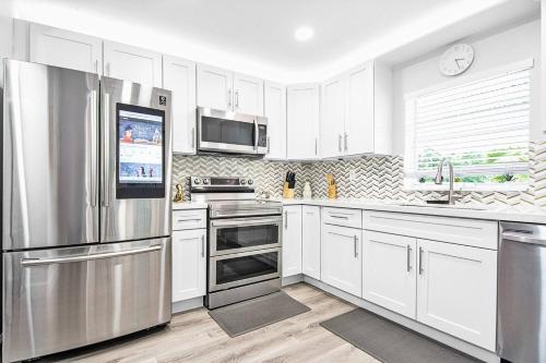 a kitchen with white cabinets and stainless steel appliances at Rachaels upscale Two bedrooms Luxury Home in Fort Lauderdale