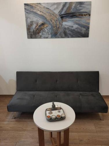 a black couch with a table in a living room at Suite acogedora en Ibarra in Ibarra