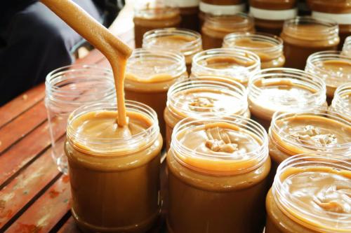a bunch of jars filled with caramel sauce at Hương Tràm in Hồ Ðá