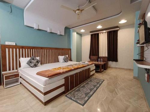 ein Schlafzimmer mit einem großen Bett in einem Zimmer in der Unterkunft SPOT ON Pachmarhi Hills in Pachmarhi
