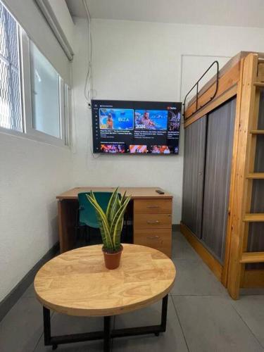 a room with a desk and a table with a potted plant at Apartamento zona 1 in Guatemala