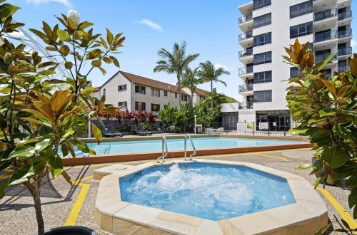 una piscina en medio de un edificio en Aqualine Apartments On The Broadwater, en Gold Coast