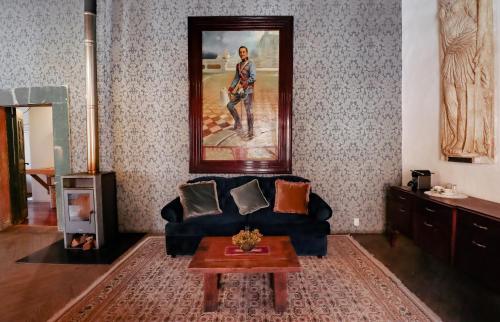 salon z niebieską kanapą i obrazem w obiekcie Casa Grande - Adults Only w mieście Real de Catorce