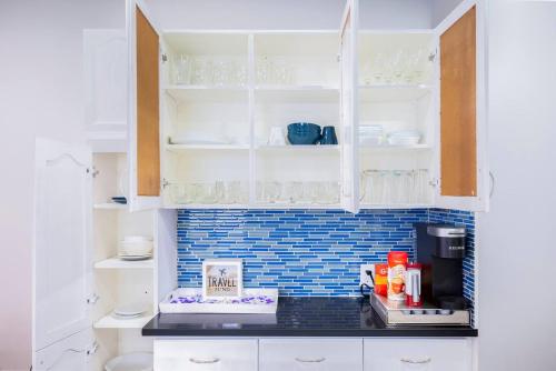 Η κουζίνα ή μικρή κουζίνα στο 240 Spacious Modern Home W Ac
