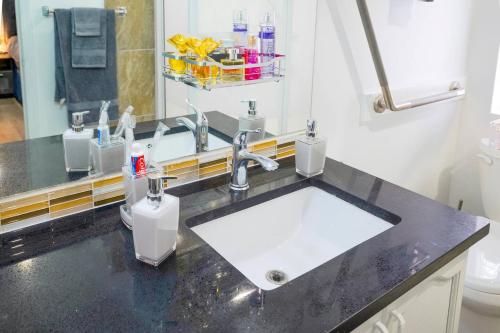 Φωτογραφία από το άλμπουμ του 240 Spacious Modern Home W Ac στο Κάλγκαρι