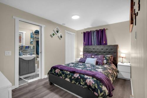 Ένα ή περισσότερα κρεβάτια σε δωμάτιο στο 240 Spacious Modern Home W Ac