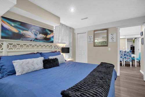Ένα ή περισσότερα κρεβάτια σε δωμάτιο στο 240 Spacious Modern Home W Ac